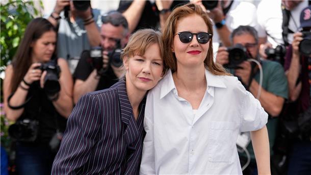 Schauspielerin Sandra Hüller (l) mit Regisseurin Justine Triet in Cannes.