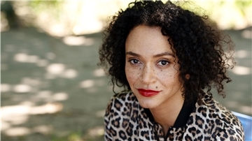 Schauspielerin Sarah Masuch spielte von 2012 bis 2020 die Ärztin Dr. Iris Brooks in der WDR-Fernsehserie Lindenstraße.