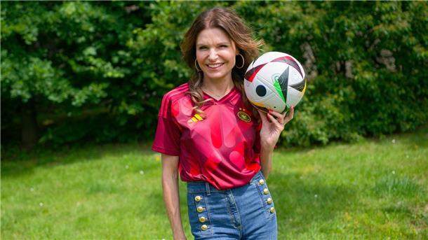 Soap-Star Heynig erlaubt ihrem Sohn Fußball im Wohnzimmer Schauspielerin Tabea Heynig kickt manchmal mit ihrem kleinen Sohn.