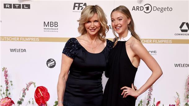 Film über das Leben: „Sterben“ gewinnt Deutschen Filmpreis Schauspielerin Veronica Ferres und ihre Tochter Lilly Krug posieren auf dem roten Teppich des Deutschen Filmpreises.