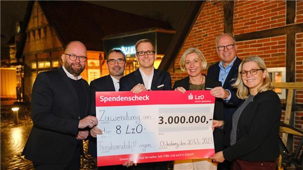 Scheckübergabe (von links): die Landräte Johann Wimberg (Kreis Cloppenburg), Landrat Sven Ambrosy (Friesland), Landrat Stephan Siefken (Wesermarsch) und Karin Harms (Ammerland) mit Michael Thanheiser von der LzO und Oberbürgermeisterin Petra Gerlach (Delmenhorst).