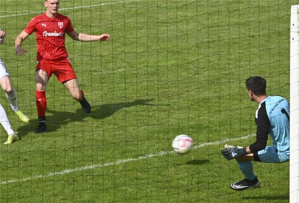 Ein Mann wehrt einen Ball ab.
