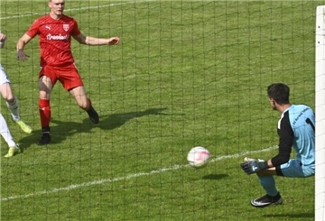 Ein Mann wehrt einen Ball ab.