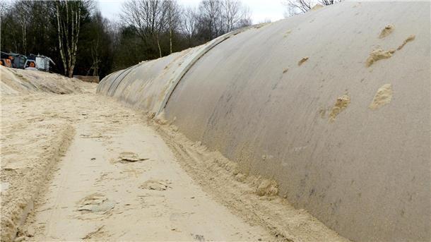 Bilderstrecke von der A27-Baustelle: Die besten Fotos der Woche Schicht für Schicht wird der Sand in der Baugrube verdichtet, damit das Rohr fest sitzt.