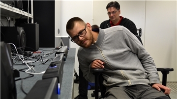„Schichtwechsel“ besteht den Test: Maurice Frank (vorne), Werkstatt-Beschäftigter der Lebenshilfe Bremervörde/Zeven, verstärkte einen Tag lang das Team der Produktentwicklung von Speedlink in Heeslingen. Gemeinsam mit Mitarbeiter Sven Dummann erlebte er eine abwechslungsreiche Zeit.