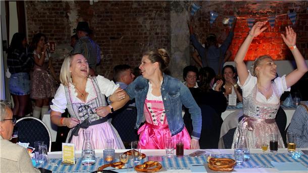 Schicke Trachten, gute Musik und beste Party-Laune im Apollo: Auch im hohen Norden kann man gut Oktoberfest feiern.