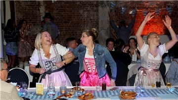 Schicke Trachten, gute Musik und beste Party-Laune im Apollo: Auch im hohen Norden kann man gut Oktoberfest feiern.