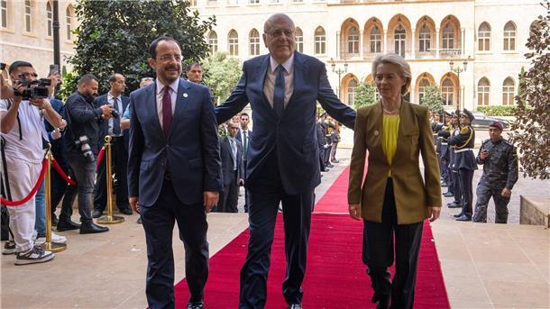 Schiebt den Flüchtlingsdeal an: der libanesische Ministerpräsident Nadschib Mikati (M) mit dem zypriotischen Präsidenten Nikos Christodoulidis und EU-Kommissionspräsidentin Ursula von der Leyen.