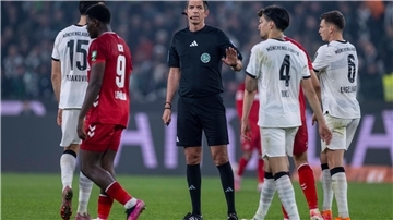 Schiedsrichter Aytekin im Mittelpunkt der Diskussion.