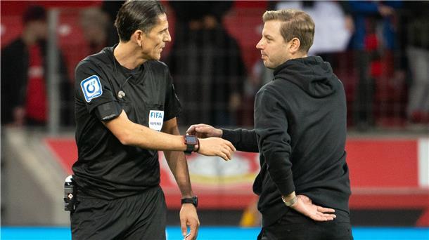 Der „ausgeschlafene Taktik-Fuchs“ Florian Kohfeldt im Interview Schiedsrichter Deniz Aytekin (l) spricht nach dem Spiel mit Wolfsburgs neuem Trainer Florian Kohfeldt.