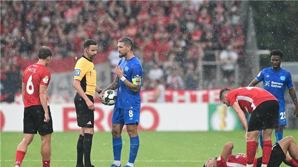 Nach Unwetter: Turbulenter Sieg für ten Hag und Leverkusen Schiedsrichter Michael Bacher hatte die Partie zeitweise unterbrochen.