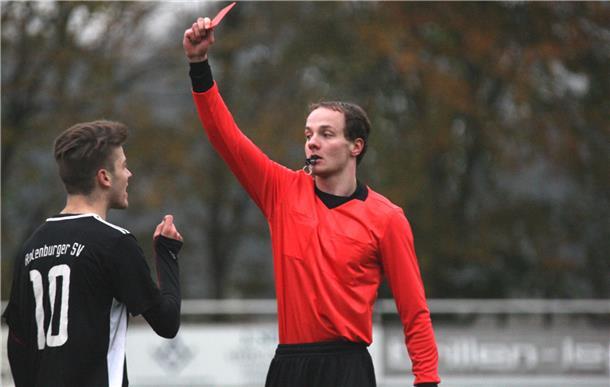 Warum der SV Anderlingen fairstes Team in der abgelaufenen Saison war Schiedsrichter Steffen Nabert zückt die Rote Karte für einen Spieler des Rotenburger SV. Eine Situation, welche die Kicker des SV Anderlingen in der vergangenen Spielzeit kein einziges Mal erleben mussten. Das Team war fairste Mannschaft im NFV-Kreis Rotenburg.