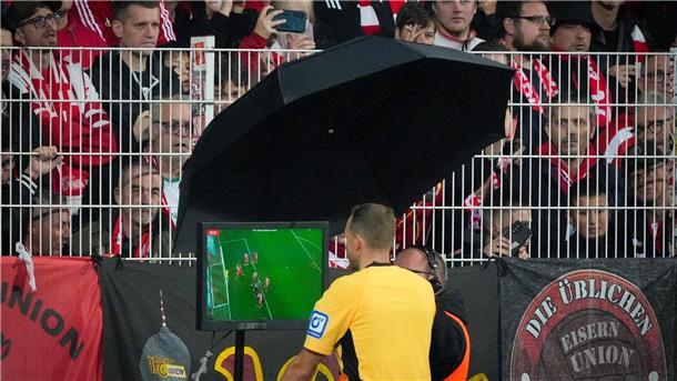 Video-Schiri kassiert Tore ein: Union gegen Freiburg 0:0 Schiedsrichter Storks studiert die Videobilder nach einem Union-Tor.