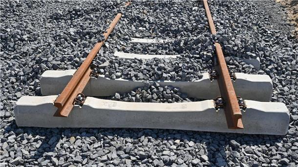 Schienen liegen an einer Baustelle der Bahn für ein neues Gleis.