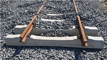 Schienen liegen an einer Baustelle der Bahn für ein neues Gleis.