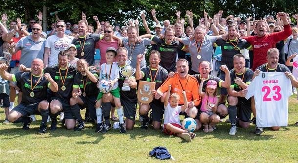 Schier grenzenloser Jubel bei den Spielern des Double-Siegers. S40-Kreismeister SG Wörpetal gewann beim Tag der Endspiele auch den Pokal in dieser Altersklasse.