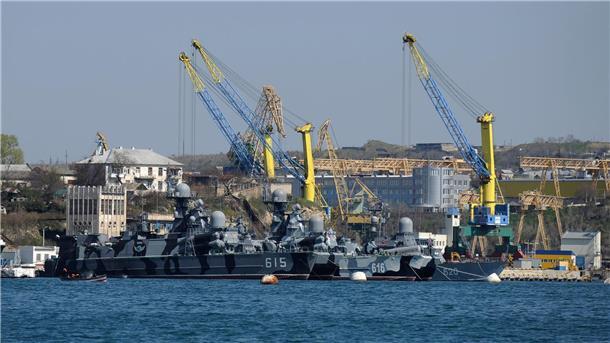 Schiffe der russischen Schwarzmeerflotte in einer der Buchten von Sewastopol (Archivbild von 2014).