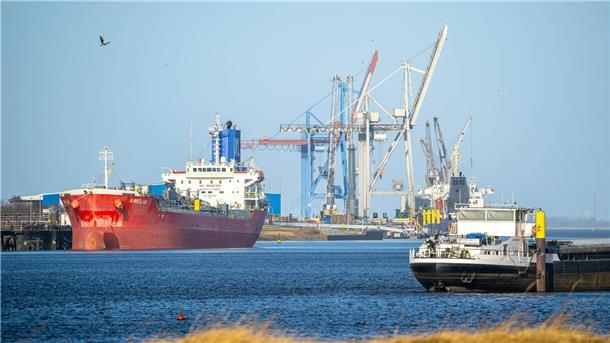 Schiffe liegen im Hafen von Brake - und das soll auch so bleiben, äußert sich der Wirtschaftsverband Weser.