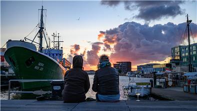Schiffsmasten und Werftkräne: So schön ist der Sonnenuntergang an der Freitreppe im Fischereihafen.
