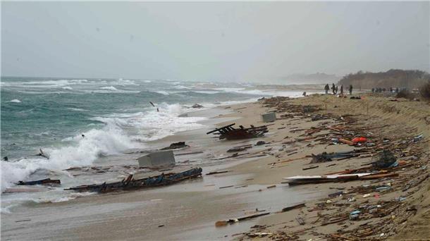 Schiffbruch: Dutzende Migranten in Italien ertrunken Schiffstrümmer am Strand von Cutro. Bei stürmischer See soll das Boot mit Migranten an Klippen zerschellt sein.