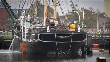 Schiffswrack der Seute Deern im Neuen Hafen.