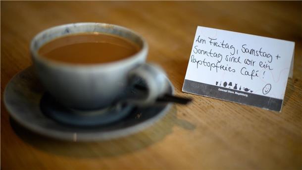 Warum Cafés Laptops verbannen Schilder auf den Tischen weisen im Cafe „Thies Wohnen und Leben“ in Magdeburg auf die laptopfreien Tage hin.