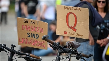 Schilder bei einer Protestkundgebung der Initiative „Querdenken 711“ in Stuttgart.