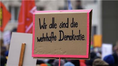 Plakat mit Aufschrift