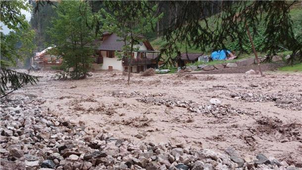 Heftige Unwetter in Südtirol Schlamm und Wasser im oberen Pustertal in Sütdirol. Lokal heftige Gewitter mit Starkregen haben zu größeren Schäden geführt.