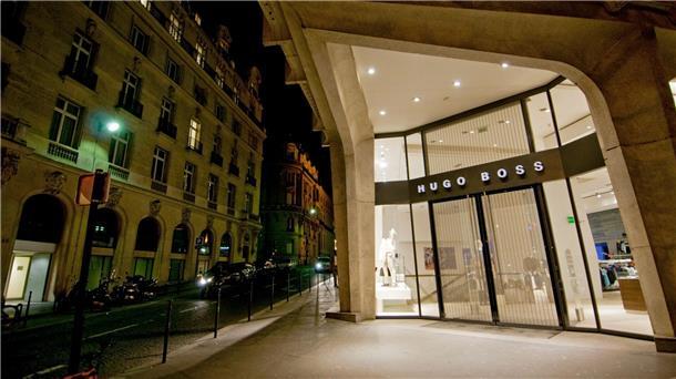 Luxusläden drängen sich vor Olympia auf Champs-Élysées Schlendern, bummeln, einkaufen: Monatlich kommen mehr als eine Million Besucher in die Champs-Élysées in Paris.