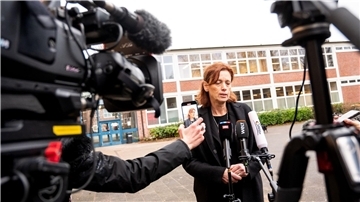 Schleswig-Holsteins Bildungsministerin Karin Prien besucht die Schule in Neumünster, auf die die Opfer des Messerangriffs gingen.