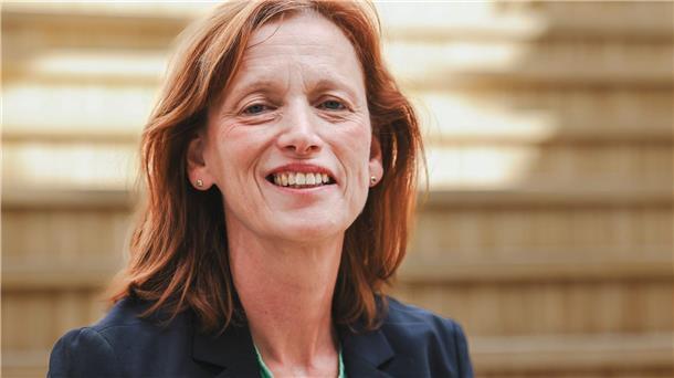 Schleswig-Holsteins Bildungsministerin Karin Prien schaut in die Kamera.