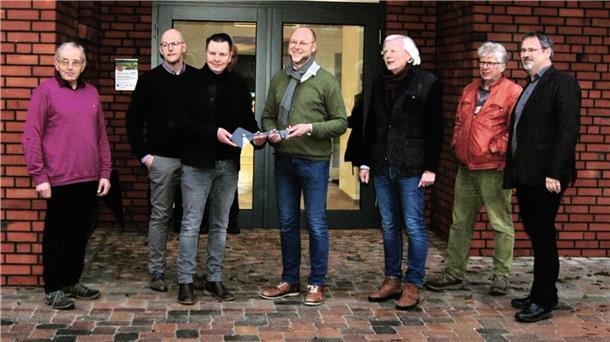 Schlüsselübergabe vor dem neuen Gemeindehaus: v.l: Johann Dohrmann, Kirchenvorstand, Kai Oevermann vom Kirchenamt, Architekt Ralf Schulze, Pastor Benjamin Fromm, Siegfried Dierken vom ARL Verden, Gemeindebürgermeister Traugott Riedesel, Samtgemeindebürgermeister Oliver Moje.