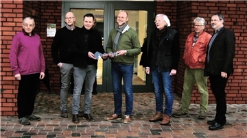 Schlüsselübergabe vor dem neuen Gemeindehaus: v.l: Johann Dohrmann, Kirchenvorstand, Kai Oevermann vom Kirchenamt, Architekt Ralf Schulze, Pastor Benjamin Fromm, Siegfried Dierken vom ARL Verden, Gemeindebürgermeister Traugott Riedesel, Samtgemeindebürgermeister Oliver Moje.