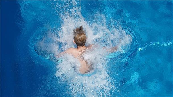 Die Freibad-Saison in Nordenham ist zu Ende Ein Junge klatscht in einem Schwimmbad ins Wasser