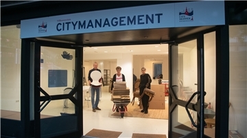 Das Citymanagement räumt die Geschäftsräume aus.