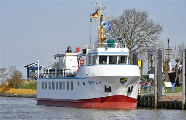 Das Ausflugsschiff „Wega II" liegt im Hafen von Fedderwardersiel