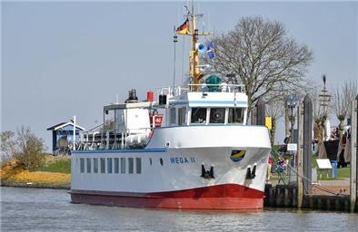 Das Ausflugsschiff „Wega II" liegt im Hafen von Fedderwardersiel