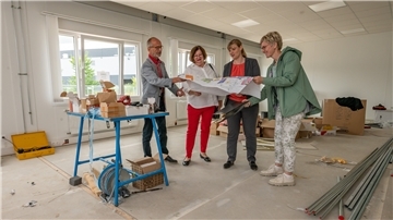 Baustadtrat Bernd Schomaker, Martina Kirschstein-Klingner (SPD), Isabelle Bornemann und Tanja Schmitz als Vertreter der Stadt Bremerhaven besichtigen die Baustelle an der der Neuen Oberschule Lehe.