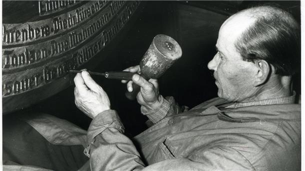 Schmedes Hotel in Rodenkirchen besaß ein Stammtischsofa, geschmückt mit den Namen der Stammtischbrüder. Zu sehen ist Bildhauer Burghardt-Bickenbach, der im November 1955 einen Namen eintrug.