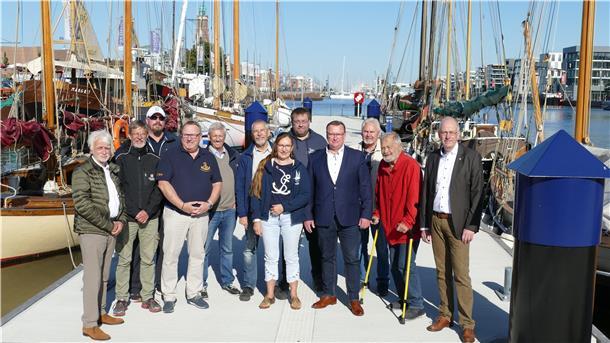 Eine Stiftung für Traditionsschiffe ist angedacht Schnacken mit Bundestagsabgeordnetem Uwe Schmidt über die Idee einer gemeinsamen Stiftung: Vertreter der Traditionsschiffe aus Bremerhaven und umzu.