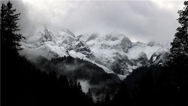 Schnee und Wolken in den Alpen.
