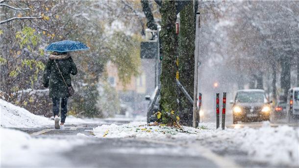 Wintereinbruch bringt den Verkehr ins Schleudern Schneefall in Niederbayern. Der Deutsche Wetterdienst erwartet weiter Neuschnee.