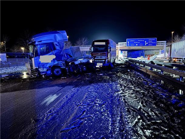 Lkw-Unfall bei Schneetreiben auf der A1: Tausende Forellen verenden Schneefall und Kälte verwandelten die Fahrbahn in eine rutschige Piste.