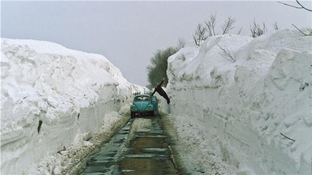 Schneekatastrophe in Butjadingen in Farbe. Fotograf Heino Goeckemeyer war mit Klaus Mengers am Deich bei Fedderwardersiel, nachdem eine Schneefräse die Straße geräumt hatte.