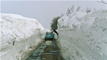 Schneekatastrophe in Butjadingen in Farbe. Fotograf Heino Goeckemeyer war mit Klaus Mengers am Deich bei Fedderwardersiel, nachdem eine Schneefräse die Straße geräumt hatte.