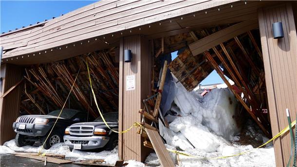 Schneerekorde in Kalifornien - Sorge vor Überschwemmungen Schneemassen haben eine Garage zum Einsturz gebracht.