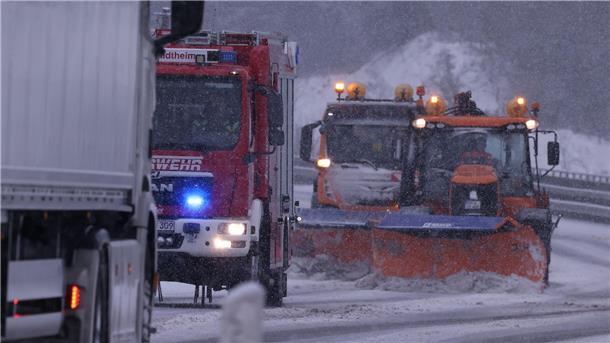 Schneeräumfahrzeuge sind auf der B51 bei Blankenheim (Nordrhein-Westfalen) unterwegs.