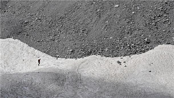 Klimawandel: „Ewiges Eis“ vor dem Abschmelzen Schneereste auf dem Watzmanngletscher. Forscher geben ihnen nur noch wenige Jahre: Die letzten Gletscher auf deutschen Boden gehören auf die Rote Liste.
