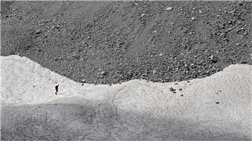 Schneereste auf dem Watzmanngletscher. Forscher geben ihnen nur noch wenige Jahre: Die letzten Gletscher auf deutschen Boden gehören auf die Rote Liste.